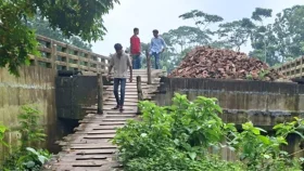 মই বেয়ে উঠতে হয় ৭ কোটি টাকার সেতুতে