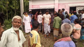 ‘সারের জন্য ঘুরতে ঘুরতে জান শ্যাষ’ বলছেন কৃষক, তবু ঘাটতি বলতে নারাজ কৃষি বিভাগ