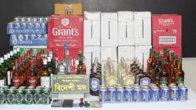 রাজধানীর এক ক্লাবে অভিযান চালিয়ে ৪৭০ লিটার মদ উদ্ধার
