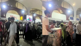 ক্যানোপিতে যাত্রীর চেয়ে স্বজন বেশি, শাহজালালে শৃঙ্খলা ফিরবে কবে?