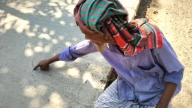 ১৪ কোটি টাকার সড়কে ঢালাইয়ের পরই ফাটল, ঠিকাদার বললেন ‘মাটি ভালো নয়’