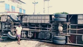 সাতসকালে ট্রাকের ধাক্কায় সড়কে ঝরলো ২ প্রাণ, আহত ১০