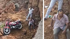 গুগ্‌ল ম্যাপের পথ ধরে এগিয়েই বিপত্তি, ধসের খাদে বাইকসহ যুবক