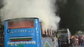 রাজধানীতে ৯ স্থা‌নে ককটেল বিস্ফোরণ, দুই বাসে আগুন