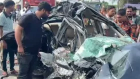 হোটেলে খেয়ে প্রাইভেটকার নিয়ে মহাসড়কে উঠতেই বাসের ধাক্কা, নিহত ৪