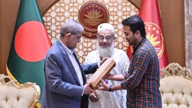 রাষ্ট্রপতির সঙ্গে সাক্ষাৎ করে যে উপহার দিলেন মীর স্নিগ্ধ