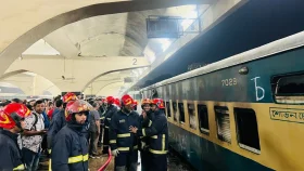 কমলাপুরে হাওড় এক্সপ্রেসে আগুন, পুলিশের ধারণা ‘নাশকতা’