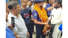 ওসিকে বিদায় জানাতে লাউ-মুরগি-ডিম নিয়ে হাজির এলাকাবাসী