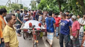 নরসিংদীতে অটোরিকশা-কাভার্ডভ্যান সংঘর্ষে নিহত ২ 