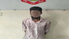 চলন্ত বাস থেকে ভ্যানিটি ব্যাগ ছিনিয়ে নেওয়া সেই যুবক গ্রেফতার