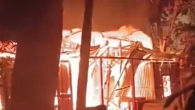গভীর রাতে যুবলীগ নেতার বাড়িতে আগুন