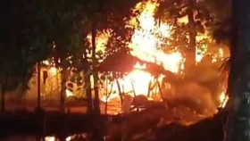 লাশ উদ্ধারের পর এক ব্যক্তির বাড়িতে আগুন, হাঁস-মুরগিসহ সবকিছু লুট