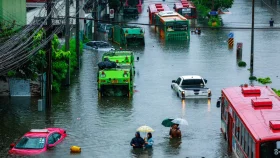 টানা বৃষ্টির পর ব্যাংককের বন্যার পানি কমছে