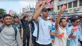 ঢাবি শিক্ষককে ভিসি হিসেবে মানতে পারছেন না শিক্ষার্থীরা, সায়েন্সল্যাব মোড় অবরোধ