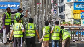 মিরপুরে মেট্রোরেল এলাকার পোস্টার-লিফলেট অপসারণ 