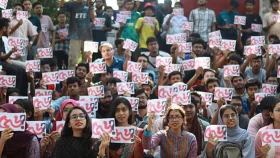 কেন ‘৫৬’ লেখা প্ল্যাকার্ড হাতে বিক্ষোভ করেছেন চুয়েটের শিক্ষার্থীরা