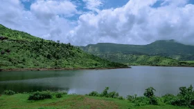 পাহাড়ের কোলে মহামায়া লেকে নৌভ্রমণে প্রকৃতির সৌন্দর্য উপভোগ করছেন পর্যটকেরা