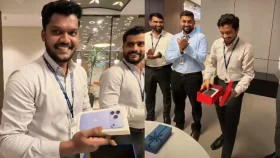 প্রত্যেক কর্মীর হাতে আইফোন তুলে দিলেন অফিসের বস!