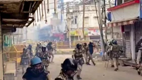 শাহী মসজিদের অংশ অপসারণ নিয়ে সংঘর্ষ, পুলিশকে লক্ষ্য করে পাথর নিক্ষেপ