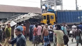 সাতসকালে ইজিবাইকের পেছনে ট্রাকের ধাক্কা, নিহত ৩