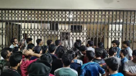 সকাল থেকে অবরুদ্ধ এক কলেজের ১৪ শিক্ষক, বদলি করেও কাজ হয়নি