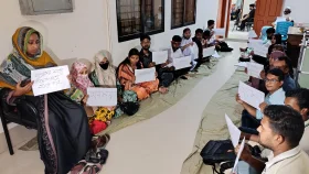প্রাথমিকে নিয়োগ: শিক্ষা কর্মকর্তার অফিসে আমরণ অনশনে ভেরিফিকেশনে বাদ পড়া ৫১ জন
