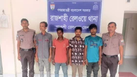 এবার ট্রেন থেকে প্ল্যাটফর্মে দাঁড়িয়ে থাকা যাত্রীদের ওপর পাথর নিক্ষেপ
