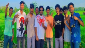 রাস্তায় ‘ব্যারিকেড’, শিল্পীকে গাড়ি থেকে নামালেন ভক্তরা