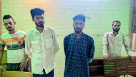 বিশ্ববিদ্যালয়ের গেস্ট হাউজ বুকিং করে ৩ জনকে নিয়ে কর্মচারীর ইয়াবা সেবন