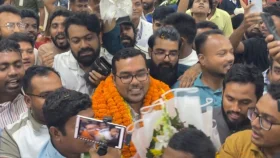 নিজের স্কলারশিপ খালেদা জিয়াকে উৎসর্গ করলেন ছাত্রদল নেতা আউয়াল