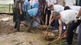 বৃষ্টিতে ভিজে মাটি কেটে বাঁধ উদ্বোধনে প্রধানমন্ত্রী, দুই পাড়ে দাঁড়িয়ে হাজারো মানুষের অভিবাদন