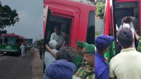 সড়কের পাশে বৃদ্ধকে দেখে হঠাৎ থামলো প্রধানমন্ত্রীর গাড়ি, মাথায় দিলেন হাত বুলিয়ে