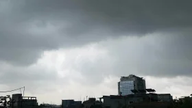 বৃষ্টিতে ভিজলো ছুটির দিনের সকাল