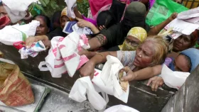 চাল-আটার জন্য হাহাকার, ওএমএসের লাইনে হাতাহাতি-কাড়াকাড়ি