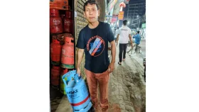 এলপিজি পাওয়া যাচ্ছে না দোকানে, বেশি দামে মিলছে ডিলারের কাছে