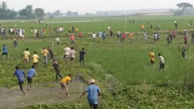 এক জেলা থেকে লোক ভাড়া করে এনে আরেক জেলায় সংঘর্ষ, গুলিবিদ্ধসহ আহত ১০
