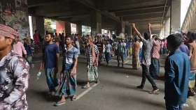 রাস্তায় অটোরিকশা নেই, প্রেসক্লাবের সামনে চালকদের সমাবেশ