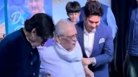 অমিতাভের পা ছুঁয়ে শ্রদ্ধা, গুলজারকে মঞ্চ থেকে নামালেন শচীন
