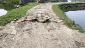 এক রাস্তার ইট তুলে অন্য রাস্তায় ব্যবহার, বাধা দিলে প্রাণনাশের হুমকি