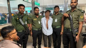 মতিঝিল মেট্রোরেল স্টেশনে অস্ত্রসহ ছিনতাইকারী আটক