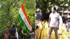 সিইসির পদত্যাগের দাবিতে বিক্ষোভ, পতাকা হাতে ব্যারিকেডে উঠলেন রাহুল গান্ধী