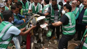 নিজ হাতে ময়লা আবর্জনা পরিষ্কার করলেন প্রতিমন্ত্রী ইশরাক