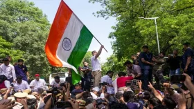 সিইসির পদত্যাগের দাবিতে বিক্ষোভ, পতাকা হাতে ব্যারিকেডে উঠলেন রাহুল গান্ধী