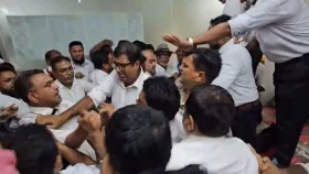 আদালতে বিএনপিপন্থি আইনজীবীদের দুই পক্ষের হাতাহাতি, পিপি আহত