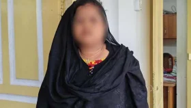 ফ্যামিলি কার্ড দেওয়ার কথা বলে নেন ৯৮ হাজার টাকা, আরও ৪ হাজার নিতে এসে আটক