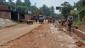 পাথরের বদলে ইট-বালু দিয়ে ১২ কোটি টাকায় মহাসড়ক সংস্কার