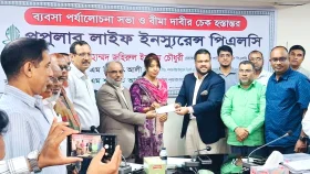 পপুলার লাইফের বিমা দাবির চেক হস্তান্তর