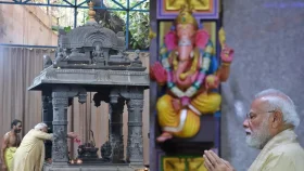 সরকারপ্রধান হিসেবে ২৫ বছর, দিল্লির মন্দিরে মোদির প্রার্থনা