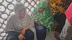 হাসপাতালে লাইনে দাঁড়ানো রোগীর গলার চেইন চুরির সময় দুই নারী আটক