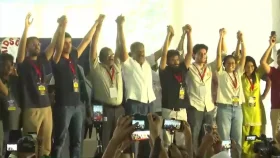 ‘জ্ঞানেশ কুমার গদি ছাড়ো’, ককরোচ পার্টির ‘চপ্পল বিক্ষোভে’ যোগ দিলেন ধ্রুব রাঠি-প্রকাশ রাজ